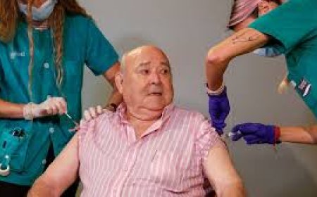 Sanidad da luz verde a vacunar con una cuarta dosis a mayores de 80 años y a quienes vivan en residencias