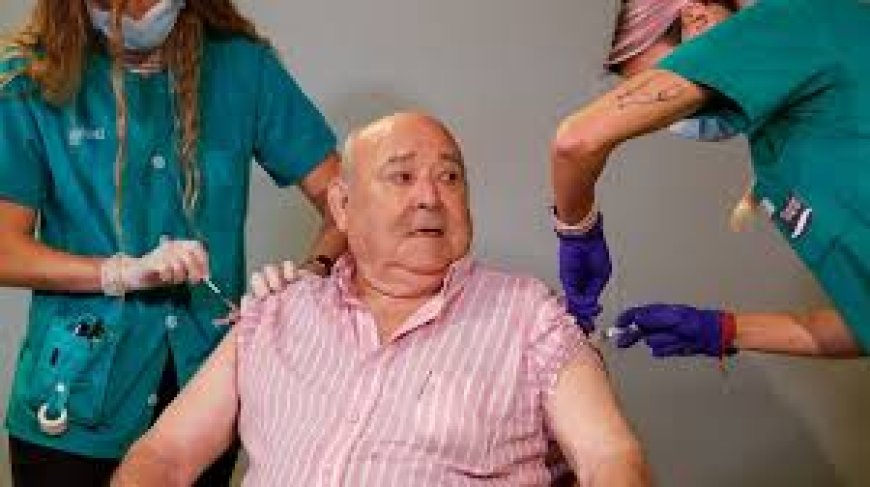 Sanidad da luz verde a vacunar con una cuarta dosis a mayores de 80 años y a quienes vivan en residencias